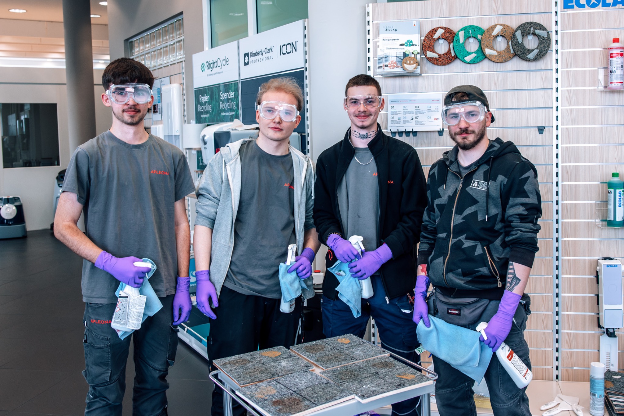 Teamaufnahme von Mitarbeitenden in einer technischen Werkstatt